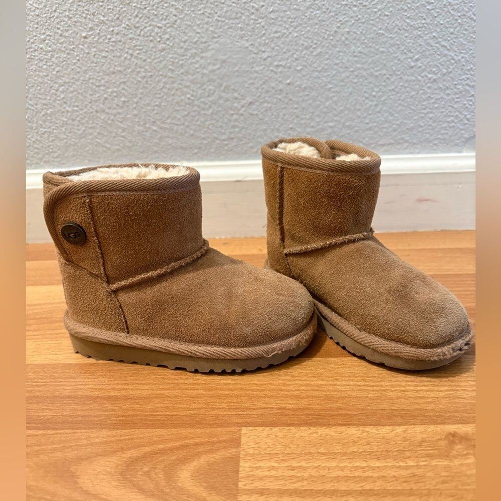 UGG Kids Classic Mini Chestnut Suede Sheepskin Boots Size 8T